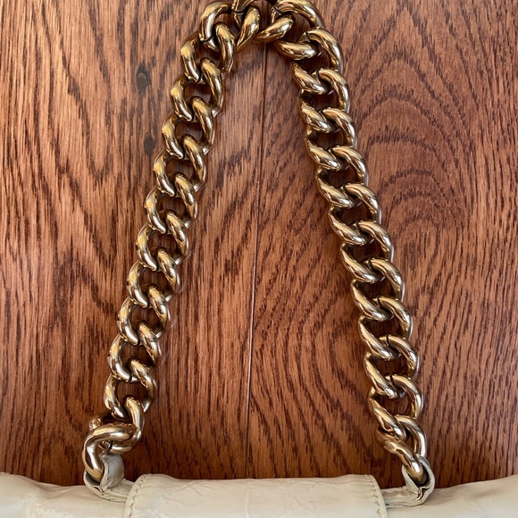 Marc Jacob’s “URSULA” Beige Patent Leather Bag with Gold Chain Handle - Picture 3 of 13